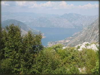 Gledao sam Kotor u podnožju izgleda tako blizu, a pored mene je stajao znak Kotor 20 km, to je bio najuzbudljiviji spust na koji sam naišao